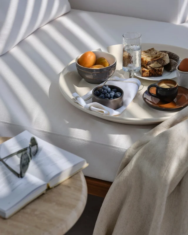 Breakfast unfolds in textures—linen, ceramics, stoneware.
The blueberries are cold, the espresso sharp, the page halfway read.
This is what slow looks like.
.
.
.
#MyconianCollection #Mykonos #FineDining #Greece #Cyclade