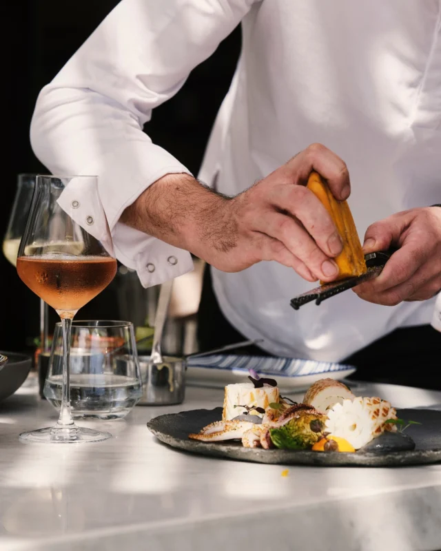 No filters. No fuss. Just skill, fire, and flavour. Lunch at Kyma starts here—between the hands of a chef and a table waiting to be surprised.
.
.
.
#MyconianKyma #MyconianCollection #DesignHotels #Greece